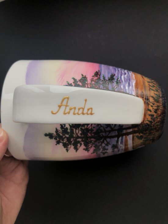 Uzraksts uz krūzes osas